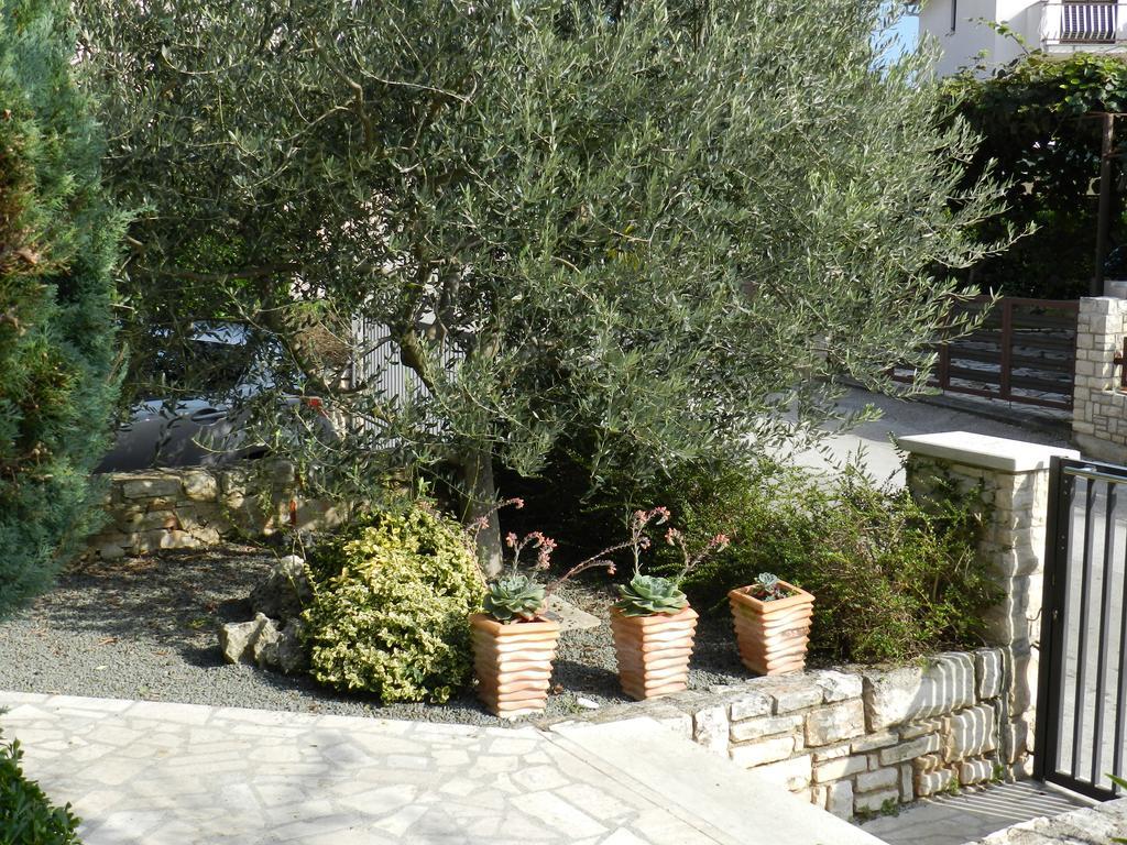 Apartments Lodra Pula Exterior photo